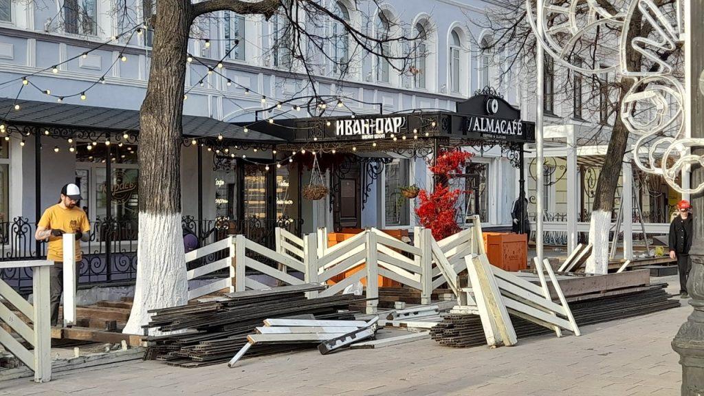 На рязанской улице Почтовой активно собирают летние веранды