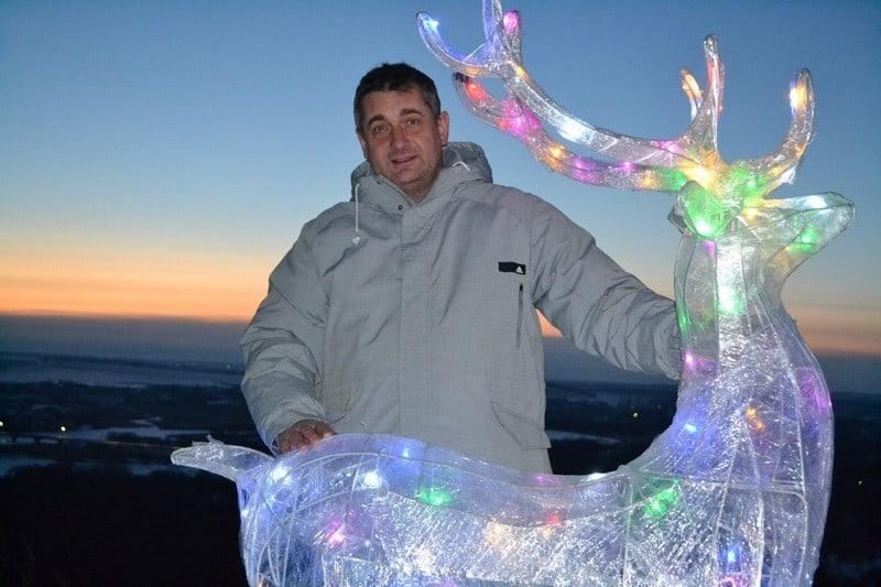 Житель Пронска Александр Клещин смастерил светящегося оленя и установил его на холме