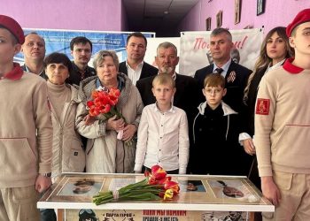 В рязанской школе №13 в память участника СВО Евгения Каторова открыли парту Героя