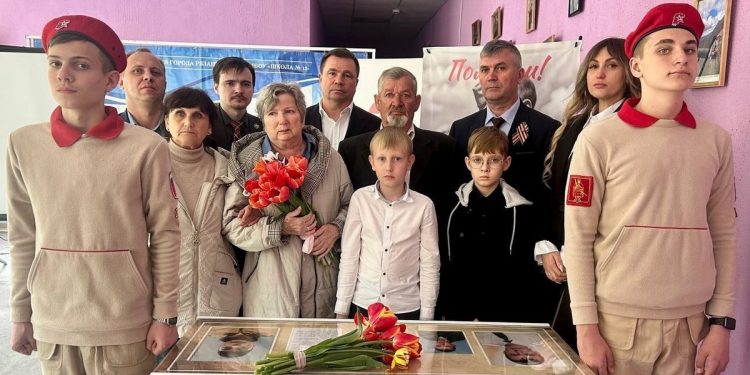 В рязанской школе №13 в память участника СВО Евгения Каторова открыли парту Героя В рязанской школе №13 в память участника СВО Евгения Каторова открыли парту Героя