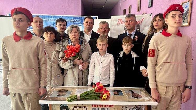 В рязанской школе №13 в память участника СВО Евгения Каторова открыли парту Героя