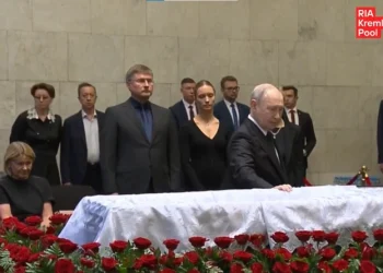 Путин перекрестился у гроба Иванова и выразил соболезнования вдове Путин перекрестился у гроба Иванова и выразил соболезнования вдове