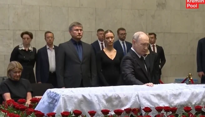 Путин перекрестился у гроба Иванова и выразил соболезнования вдове