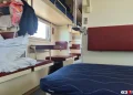 Попутчик в поезде нарушает правила и личное пространство