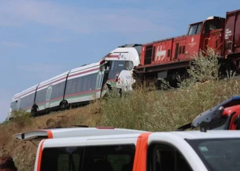 Столкновение электрички с грузовым поездом попало на видео, десятки пострадали