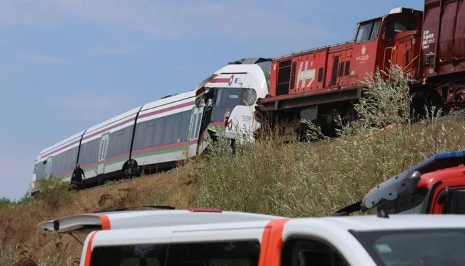 Столкновение электрички с грузовым поездом попало на видео, десятки пострадали Столкновение электрички с грузовым поездом попало на видео, десятки пострадали