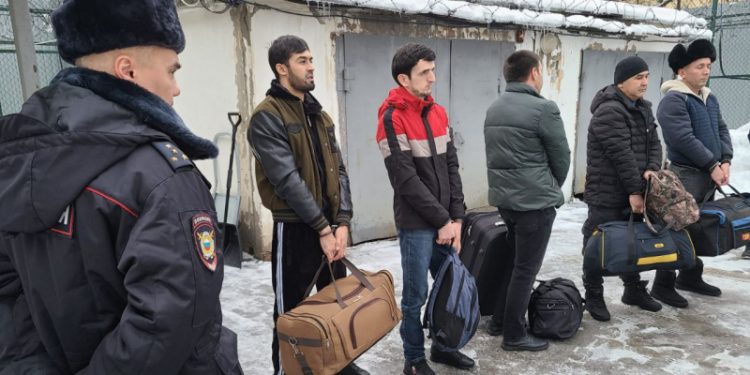 Рязанские полицейские выдворили из России пятерых мигрантов-нелегалов