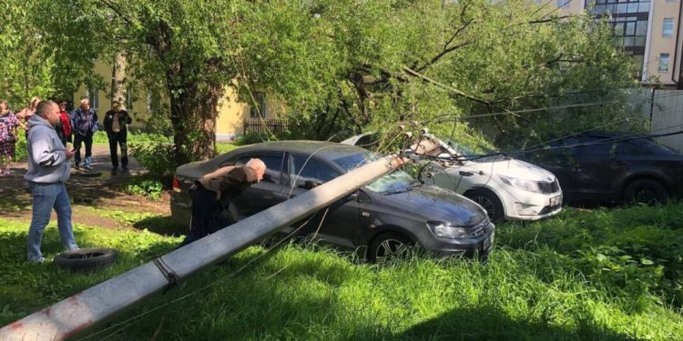 На проезде Щедрина столб на два припаркованных автомобиля