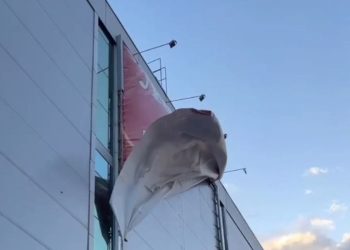 От фасада здания рязанского ТРЦ "Виктория Плаза" оторвало часть баннера От фасада здания рязанского ТРЦ «Виктория Плаза» оторвало часть баннера