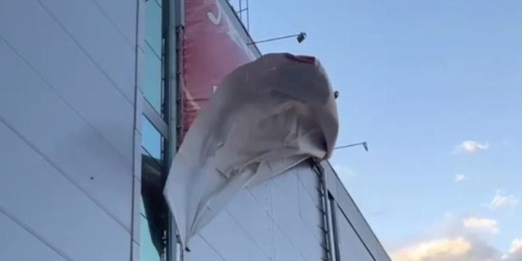 От фасада здания рязанского ТРЦ "Виктория Плаза" оторвало часть баннера От фасада здания рязанского ТРЦ «Виктория Плаза» оторвало часть баннера