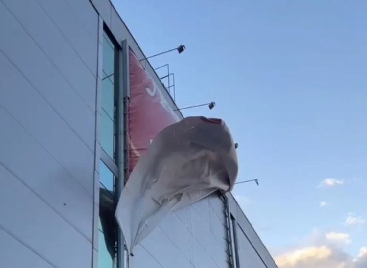 От фасада здания рязанского ТРЦ "Виктория Плаза" оторвало часть баннера