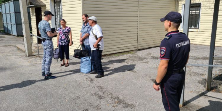 Рязанские полицейские выдворили из России 3 мигрантов-нарушителей