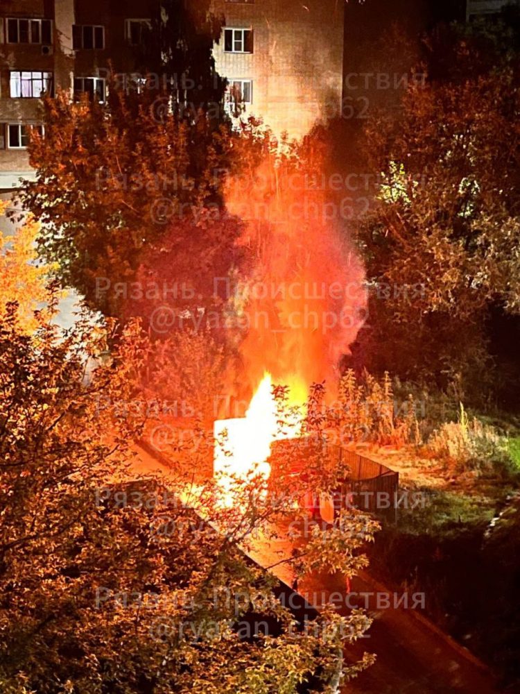 В ночь на 26 августа на улице Новаторов загорелся мусорный бак