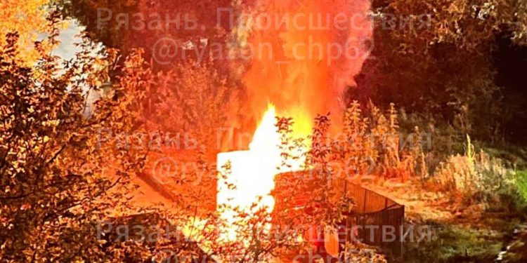 В ночь на 26 августа на улице Новаторов загорелся мусорный бак