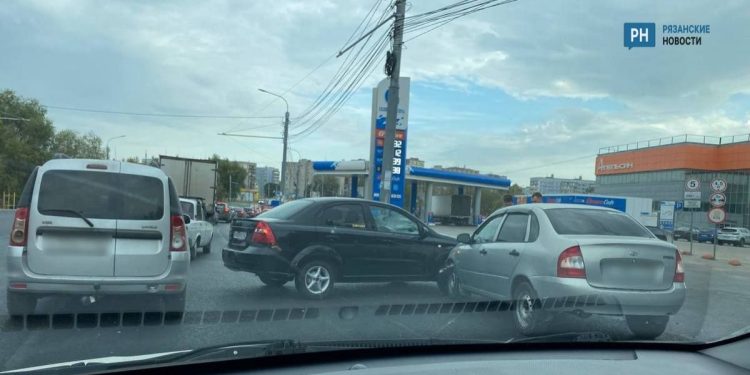 На проезде Шабулина образовалась пробка из-за ДТП 11 сентября