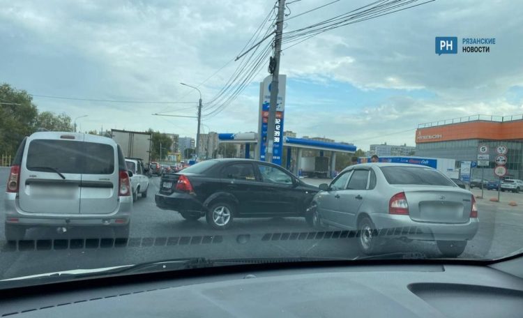 На проезде Шабулина образовалась пробка из-за ДТП 11 сентября