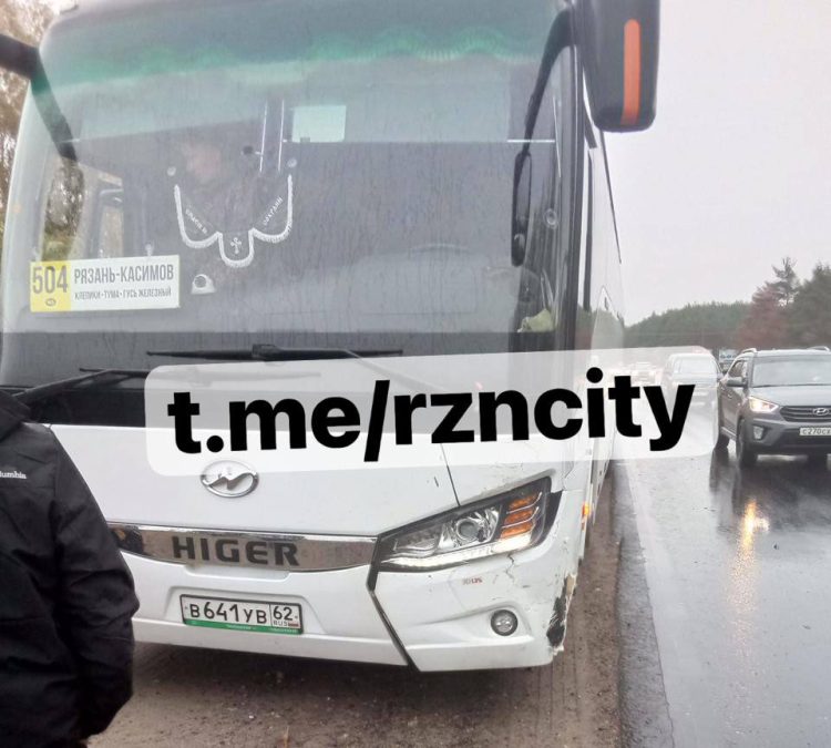 Рейсовый автобус столкнулся с легковушкой на выезде из Рязани