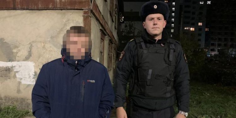 На улице Попова полиция задержала 34-летнего мужчину с наркотиками