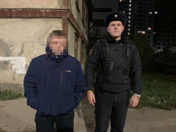 На улице Попова полиция задержала 34-летнего мужчину с наркотиками