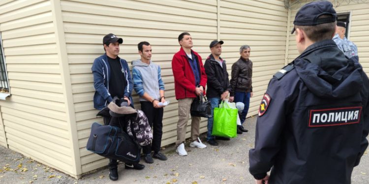 Рязанские полицейские выдворили из России 9 мигрантов, нарушивших законы
