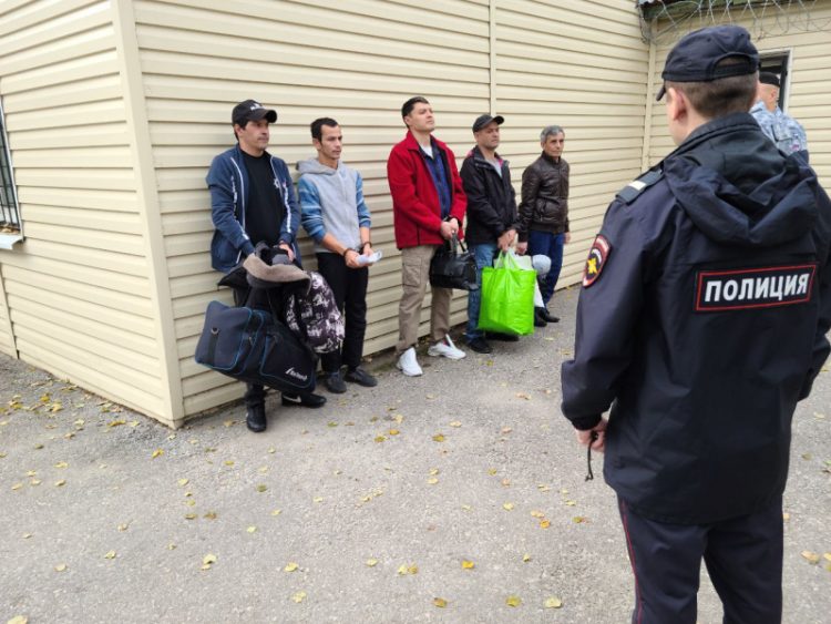 Рязанские полицейские выдворили из России 9 мигрантов, нарушивших законы