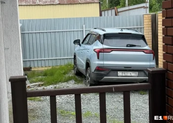 Автолюбительница купила «Москвич» и поставила к забору из-за поломок
