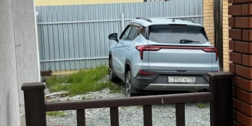 Автолюбительница купила «Москвич» и поставила к забору из-за поломок