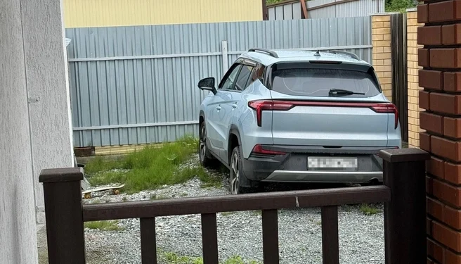 Автолюбительница купила «Москвич» и поставила к забору из-за поломок