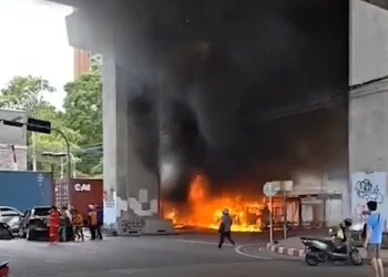 Поезд протаранил автобус и машины в Бангкоке