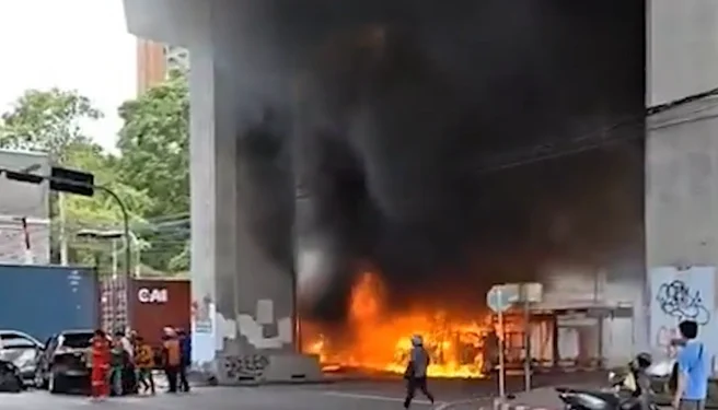 Поезд протаранил автобус и машины в Бангкоке
