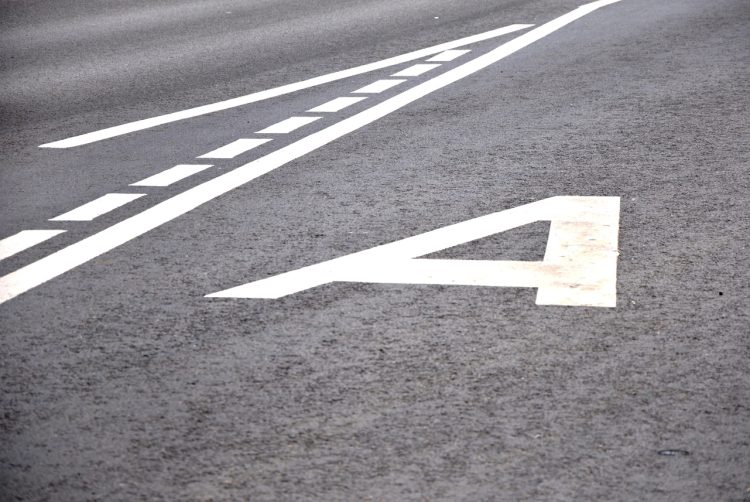 Äîðîæíàÿ ðàçìåòêà íà âûäåëåííîé ïîëîñå îáùåñòâåííîãî òðàíñïîðòà