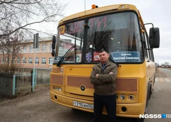 Водитель автобуса уже 20 лет возит школьников из разных деревень