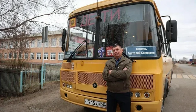 Водитель автобуса уже 20 лет возит школьников из разных деревень