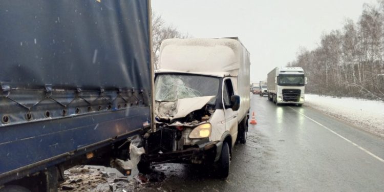 При столкновении ГАЗели и грузовика в Шиловском районе пострадал 38-летний мужчина