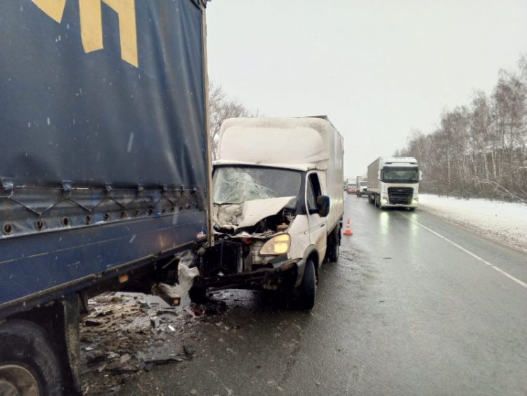 При столкновении ГАЗели и грузовика в Шиловском районе пострадал 38-летний мужчина