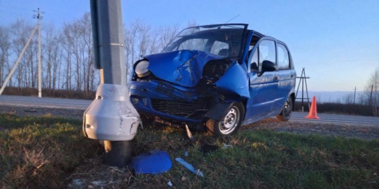 В Михайловском районе водитель на Daewoo Matiz врезался в столб В Михайловском районе водитель на Daewoo Matiz врезался в столб