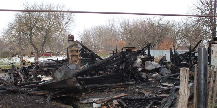 В рязанских Сараях сгорели жилой дом, гараж и надворная постройка