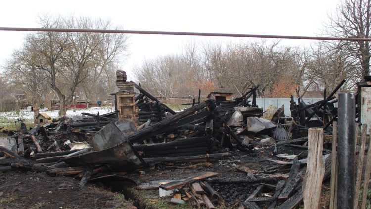 В рязанских Сараях сгорели жилой дом, гараж и надворная постройка
