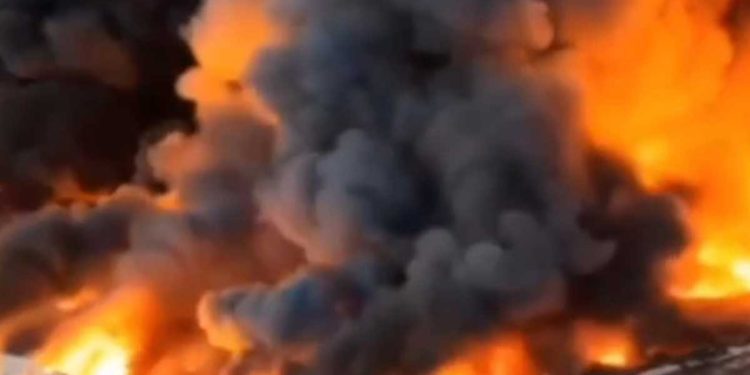 Гигантский пожар уничтожил крупный торговый центр в Варшаве