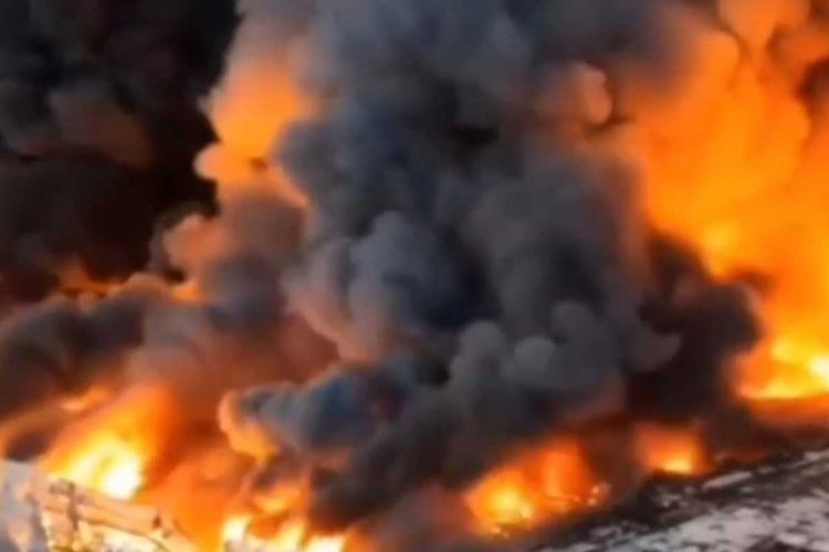 Гигантский пожар уничтожил крупный торговый центр в Варшаве