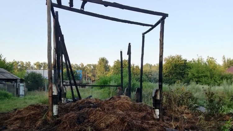 В Сараевском районе сгорел навес с 8 тоннами сена