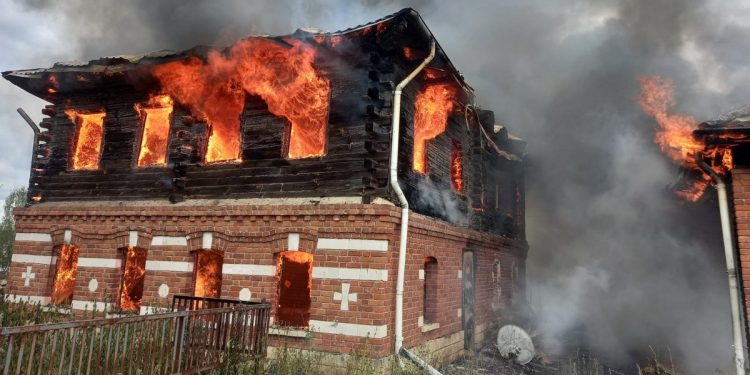 В Пителинском районе сгорел двухэтажный дом