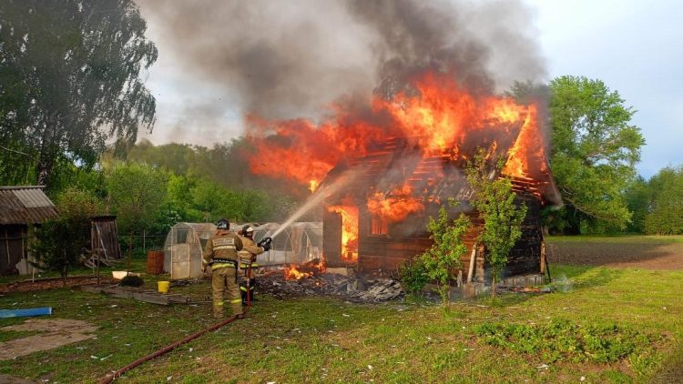 В Старожиловском районе поблизости частного дома сгорела деревянная баня