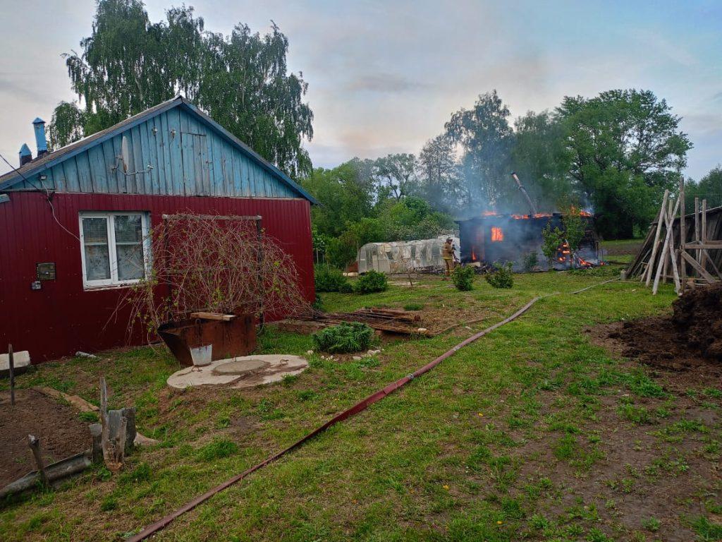 В Старожиловском районе поблизости частного дома сгорела деревянная баня
