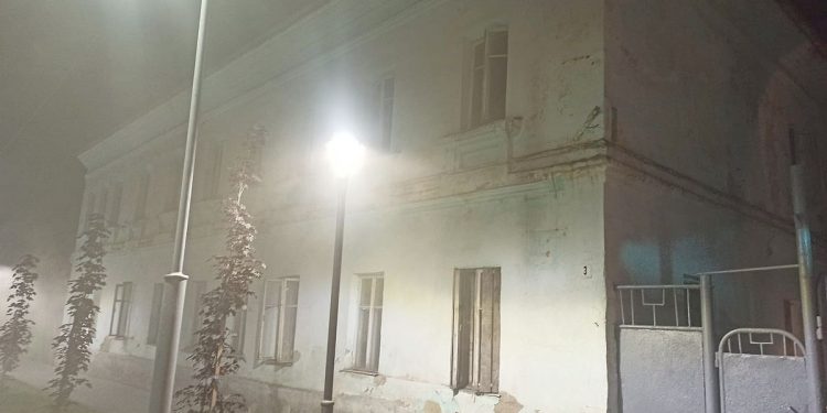 В Сети появились кадры с места пожара в двухэтажном доме в рязанском Ряжске