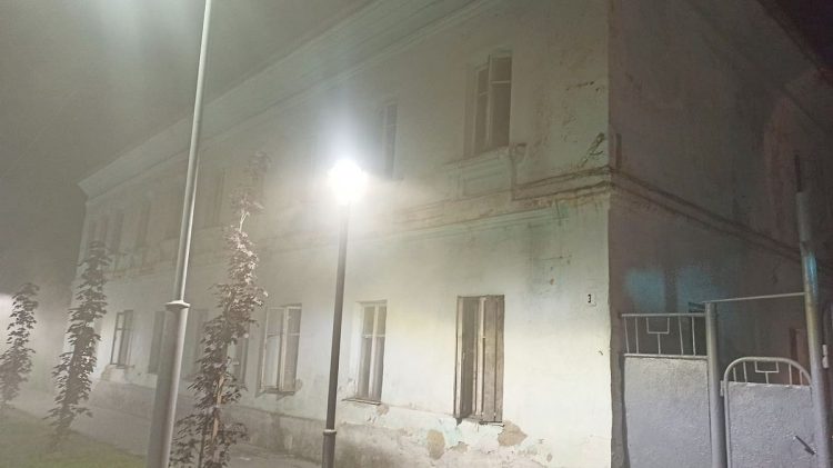 В Сети появились кадры с места пожара в двухэтажном доме в рязанском Ряжске