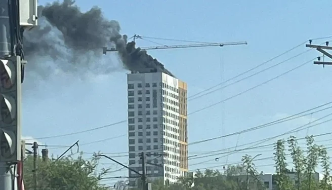 Пожар охватил строящуюся высотку на Шлакова
