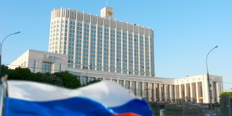Правительство России складывает полномочия
