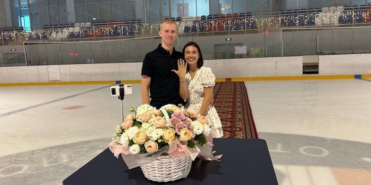 Рязанец сделал предложение своей девушке на ледовой арене спортшколы «Айсберг»