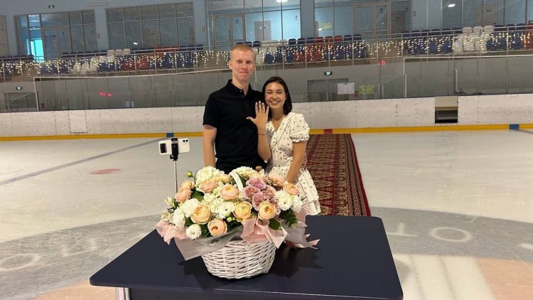 Рязанец сделал предложение своей девушке на ледовой арене спортшколы "Айсберг"